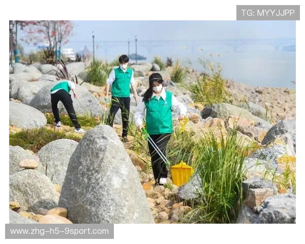 赛事期间环保志愿者组织清理赛场周边垃圾，赛事期间环保志愿者组织清理赛场周边垃圾